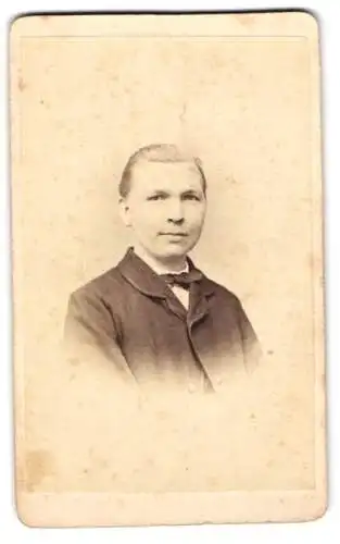 Fotografie Rud. Pfähler, Ludwigsburg, Lindenstr. 64, Portrait eines Herren mit Anzug und Fliege