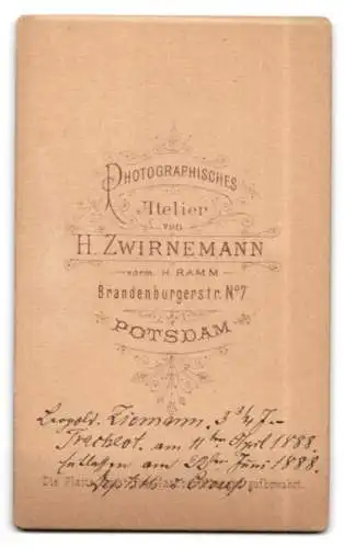 Fotografie H. Zwirnemann, Potsdam, Brandenburgerstr. Nr. 7, Junge in traditioneller Kleidung