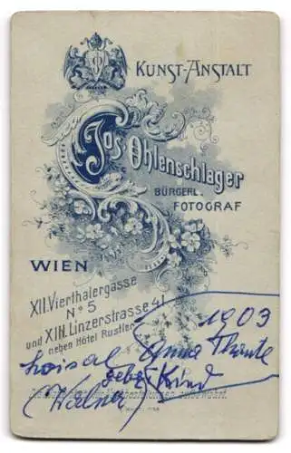 Fotografie Jos Ohlenschlager, Wien, Vierthalergasse Nr. 5, Kleinkind in gemustertem Kleid