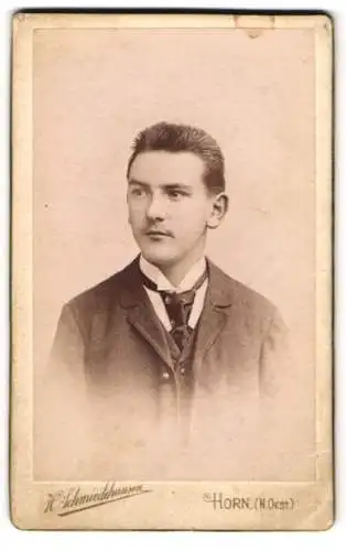 Fotografie Hans Schmiedelhausen, Horn, Porträt eines jungen Mannes