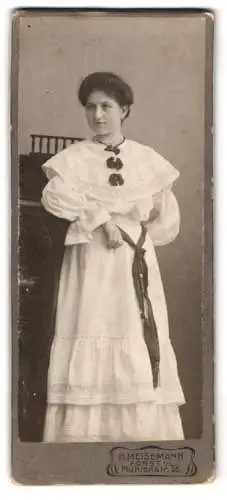 Fotografie H. Meisemann, Forst i. L., Mühlenstr. 36, Porträt einer Dame in einem eleganten weissen Kleid