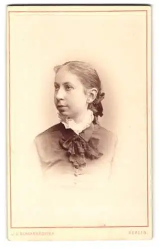 Fotografie J. C. Schaarwächter, Berlin, Friedrich-Strasse 190, Portrait einer jungen Frau