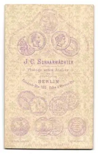 Fotografie J. C. Schaarwächter, Berlin, Friedrich-Str. 190, Frau mit Buch an einem Tisch