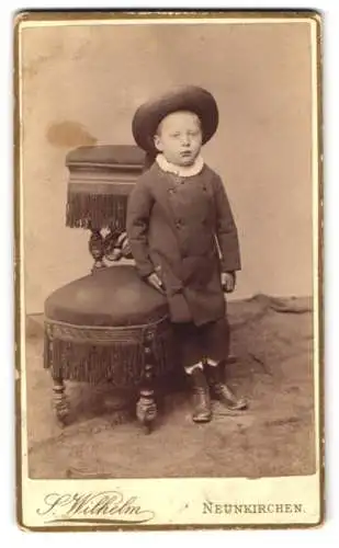 Fotografie S. Wilhelm, Neunkirchen, Bahnhofstrasse, Ein kleiner Junge in einem eleganten Anzug mit Hut