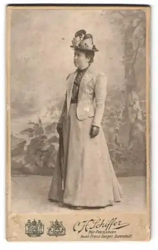 Fotografie C. H. Schiffer, Darmstadt, Zimmer-Str. 3, Portrait einer elegant gekleideten Dame mit Hut und Regenschirm