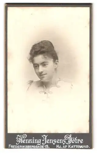 Fotografie Henning Jensens Dötre, Kopenhagen, Frederiksberggade 15, Porträt einer jungen Frau