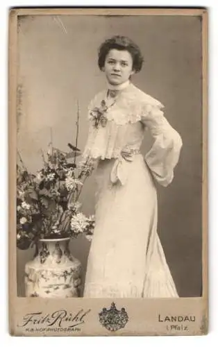 Fotografie Fritz Rühl, Landau, Westbahn- und Waffenstrasse, Dame in eleganter Pose mit Blumenschmuck