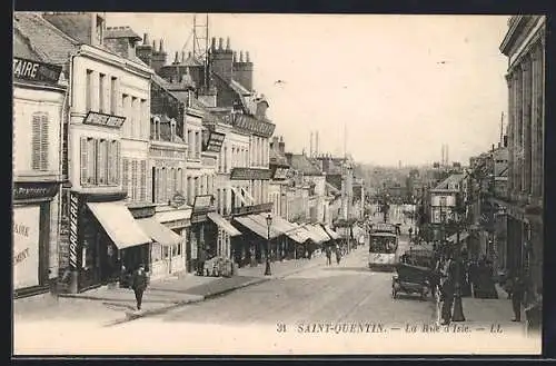 AK Saint-Quentin, La Rue d`Isle, Strassenpartie mit Strassenbahn