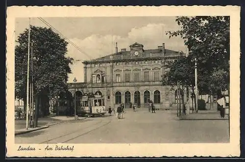 AK Landau, Strassenpartie am Bahnhof mit Strassenbahn