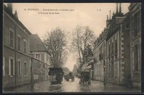 AK Bourges, Inondations de 1910, L`Avenue de la Gare, Strassenpartie bei Hochwasser