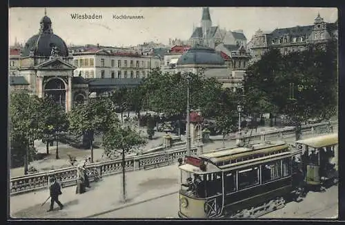 AK Wiesbaden, Strassenpartie mit Kochbrunnen und Strassenbahn aus der Vogelschau