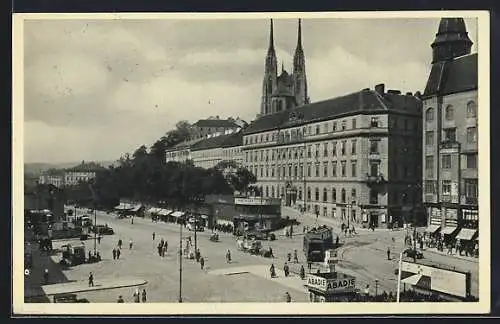 AK Brünn, Blick vom Bahnhofplatz mit Strassenbahn