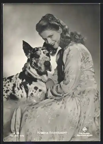 AK Schauspielerin Kristina Söderbaum in Brokatkleid mit Dogge