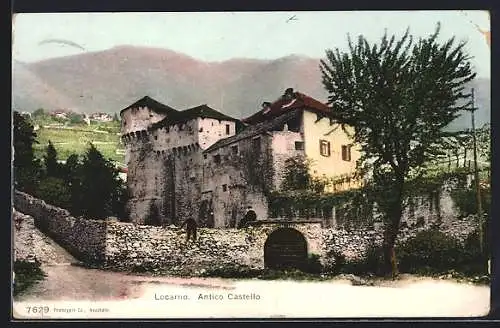 AK Locarno, Antico Castello, Jungen auf Steinmauer