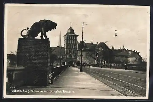 AK Lübeck, Burgtorbrücke mit Burgtor, Torseite