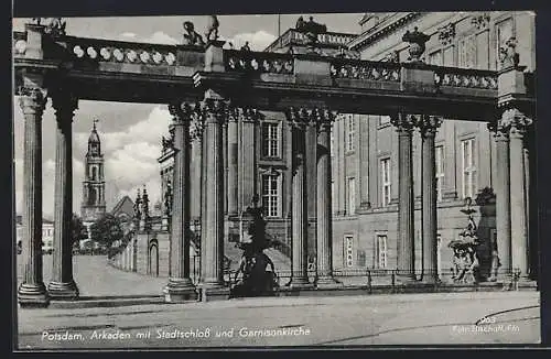 AK Potsdam, Arkaden mit Stadtschloss und Garnisonkirche