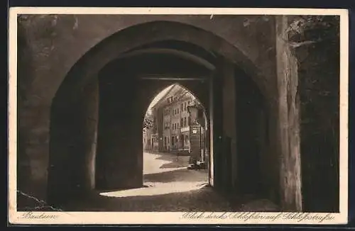 AK Bautzen, Blick durch das Schlosstor auf die Schlossstrasse