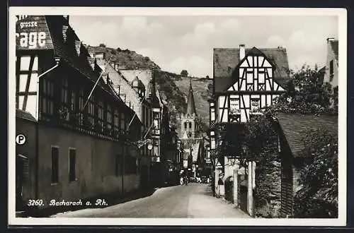 AK Bacharach a. Rh., Strassenpartie mit Kirche