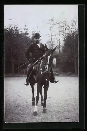 Foto-AK Traditionell gekleideter Reiter auf seinem Pferd