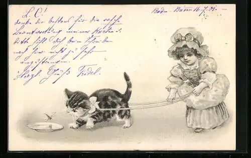 Präge-Lithographie Kleine angeleinte Katze entdeckt eine Libelle über der Milchschale