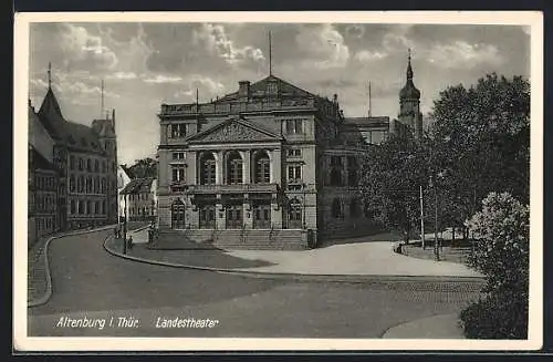 AK Altenburg i. Thür., Landestheater mit Strassenpartie