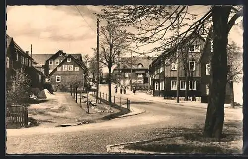 AK Frauenwald /Thür., Nordstrasse mit Passanten