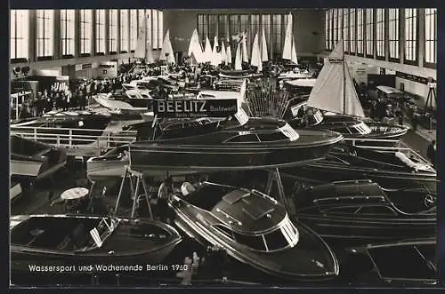 AK Berlin, Wassersport und Wochenende 1960, Boote in der Ausstellungshalle