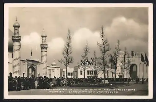 AK Anvers, Exposition Internationale 1930, La Foule Attendent l`Arrivée du Roi