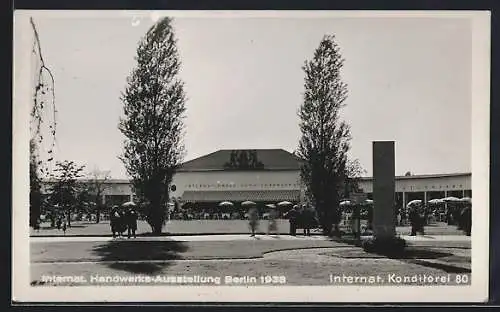 AK Berlin, Internationale Handwerks-Ausstellung 1938, Internationale Konditorei, Besucher im Terrassenlokal