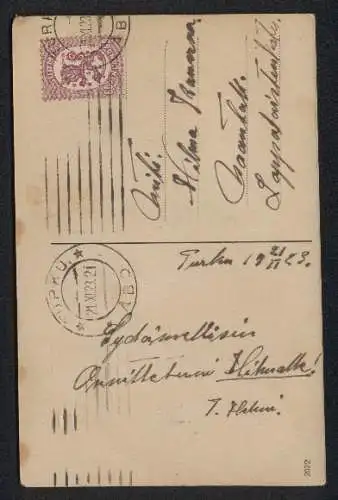 Filz-AK Alte Dame in Kleidung aus Filz auf einem Stuhl sitzend