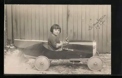 Foto-AK Kleines Mädchen im Spielzeug-Auto