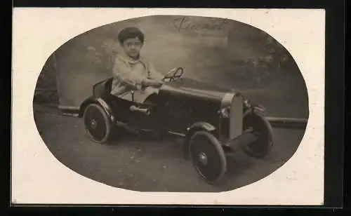 Foto-AK Kleiner Junge fährt im Spielzeug-Auto