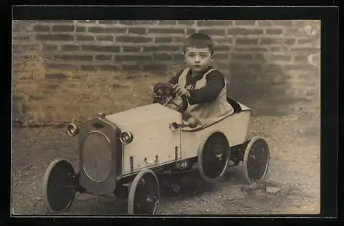 Foto-AK Kleiner Junge im Tretauto