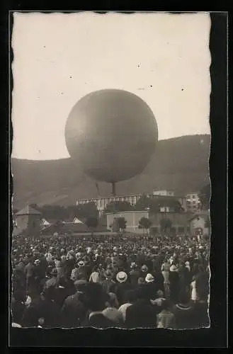 Foto-AK Ballon vor einer Menschenmenge