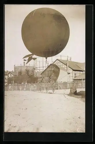 Foto-AK Ballon vor Gasometer