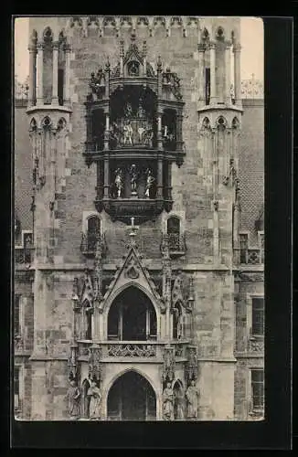 AK München, Blick zum Glockenspiel im Neuen Rathaus am Marienplatz