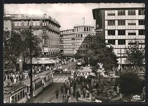 AK Düsseldorf, Belebte Partie mit Strassenbahn am Corneliusplatz