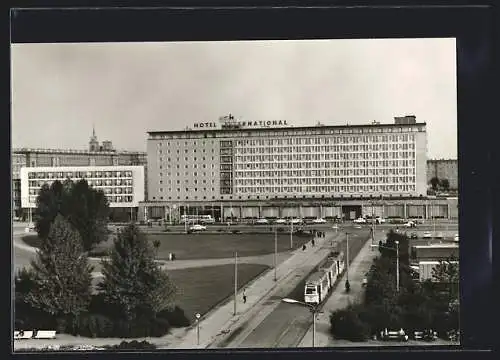 AK Magdeburg, Strassenbahn vor dem Interhotel International