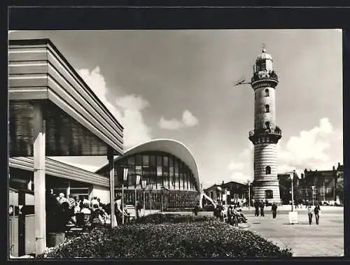 AK Rostock-Warnemünde, Konsum-Gaststätte Teepott und Leuchtturm an der Strandpromenade