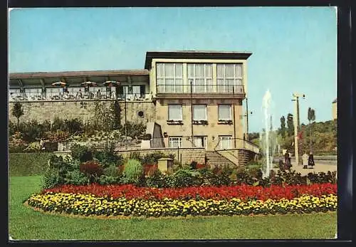 AK Nordhausen, Blumeninsel vor der HO Gaststätte Stadt Terrasse