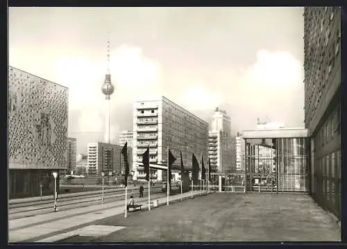 AK Berlin, Blick zum UKW- u. Fernsehturm und Hotel Stadt Berlin