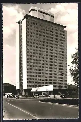 AK Ludwigshafen a. Rhein, Hochhaus BASF mit Strassenpartie