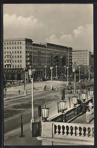 AK Berlin, Stalinallee mit Fussgängern