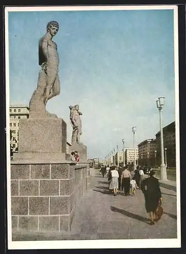 AK Berlin, Stalinallee mit Statuen