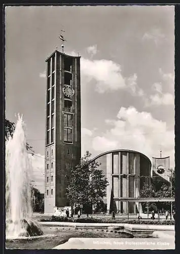 AK München, Neue Protestantische Kirche mit Fontäne