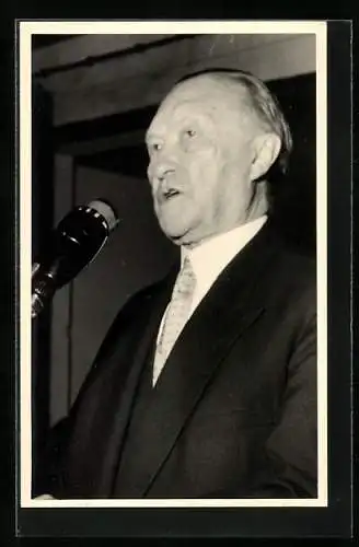 AK Konrad Adenauer während einer Rede