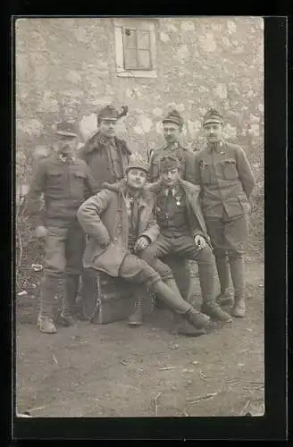 Foto-AK Eine Gruppe von österreichischen Gebirgsjägern in Uniform