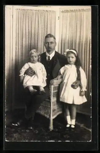 Foto-AK Prinz Oskar von Preussen mit seinen jüngsten Kindern Herzeleide und Wilhelm Karl