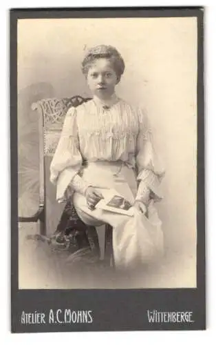 Fotografie A.C. Mohns, Wittenberge, Lenzenerstrasse 5, Junge Frau in eleganter Kleidung auf Stuhl sitzend