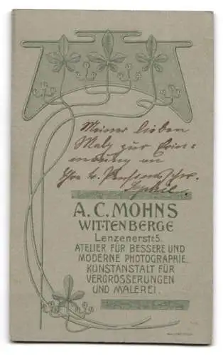 Fotografie A.C. Mohns, Wittenberge, Lenzenerstrasse 5, Junge Frau in eleganter Kleidung auf Stuhl sitzend